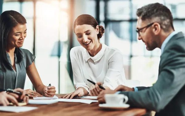 Equipo legal revisando el programa de compliance o cumplimiento legal de una empresa