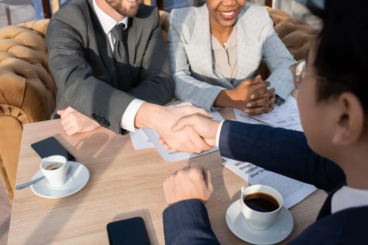 Firma de un contrato comercial entre empresas en Colombia