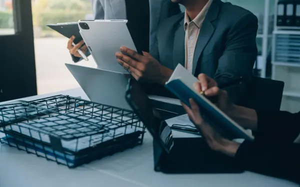 Empresas obligadas a implementar el SAGRILAFT en Colombia evaluando su obligación